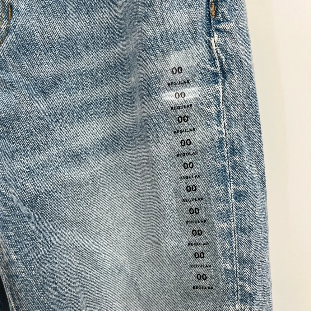 American Eagle AE Mom Jean Distressed Light Wash Denim Jeans Size 00‎